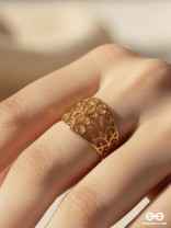 QUEEN'S VICTORY - TEXTURED STAINLESS STEEL ANTI-TARNISH GOLDEN RING