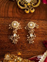 HIRANYA - GOLDEN GRACE -  HANDMADE KUNDAN SET WITH NECKLACE, EARRINGS AND MAANGTIKA