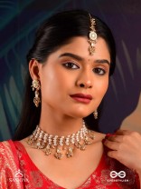 HIRANYA - GOLDEN GRACE -  HANDMADE KUNDAN SET WITH NECKLACE, EARRINGS AND MAANGTIKA