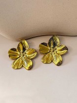 GOLDEN PETAL-  ELEGANT GOLD FLOWER STUDS