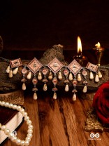 MISTI REET - STATEMENT SHELLS CHOKER 