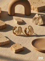 GLOSS SWIRL – WHITE AND GOLD PEARL STUDS 