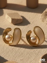 GLOSS SWIRL – WHITE AND GOLD PEARL STUDS 