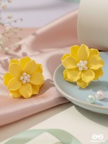 MUSE FLEUR- YELLOW FLORAL STUDS WITH A SOFT, CREAMY FINISH