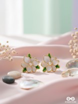 GARDEN MUSE – MINIMAL WHITE BLOOM STUDS 