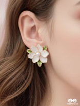 GARDEN MUSE – MINIMAL WHITE BLOOM STUDS 