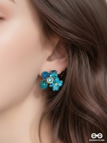 PETAL POP – CHARMING STUDS IN BLUE SHADES WITH FLOWER DETAILS