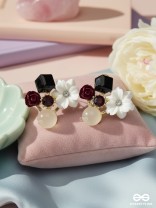 PETAL POP – CHARMING STUDS IN WHITE SHADES WITH FLOWER DETAILS
