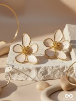 CLOUD LILY – LIGHTWEIGHT WHITE BLOOM STUDS