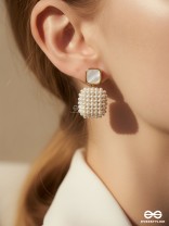 PEARL MOSAIC – STRUCTURED BEADED SQUARE EARRINGS