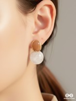 DUNE MELT – GLOSSY EARRINGS IN NEUTRAL SHADES