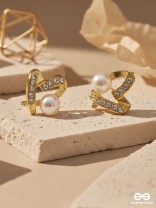 AURA CURVE – PEARL & CRYSTAL SWIRL STUDS