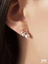 PEARL GLINT BAR – REFINED PEARL & CRYSTAL STUD EARRINGS