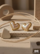 PRISM HEARTLET – GLOWY IRIDESCENT HEART STUDS