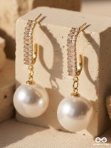 CRYSTAL DRIP – BAGUETTE PEARL DROP EARRINGS