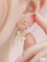 DAISY CURVE – TRENDY FLOWER STUD EARRINGS
