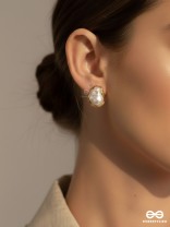 SOFT CLOUD – GLOSSY PEARL STUD EARRINGS