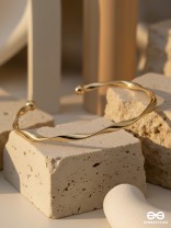 ELARA – TWISTED GOLDEN SLEEK HAND CUFF