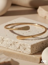 ROSÉ LINE – MINIMAL GOLDEN HAND CUFF