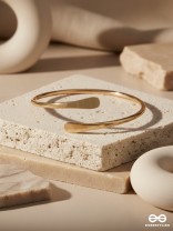 ROSÉ LINE – MINIMAL GOLDEN HAND CUFF
