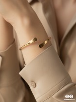 ROSÉ LINE – MINIMAL GOLDEN HAND CUFF