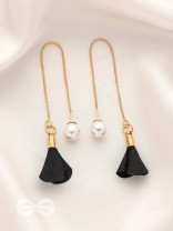 Hanging in balance Pearl and Flowers Needle Earrings- Black