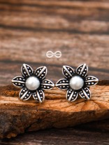 The Little Pearly Flowers - Tiny Trinket Earrings