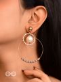 Pearl n' Ocean- Golden Pearl Earrings