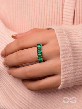 SPARKLING HALO - GOLDEN EMBELLISHED RING (GREEN)
