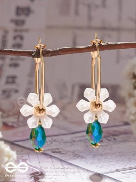 ENCHANTING FLOWERS - GOLDEN HOOP EARRINGS