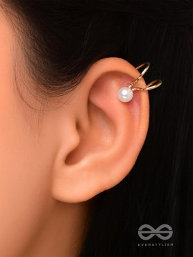 A PEARL PLEASE - GOLDEN EMBELLISHED EARCUFF (one ear)