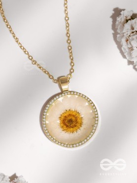 The Daisy Princess - Pressed Flower Resin Pendant With Anti-Tarnish Coating