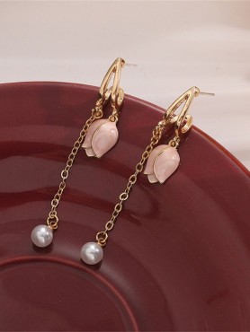 Soft resilience - Golden dangling earrings with pink rosé  