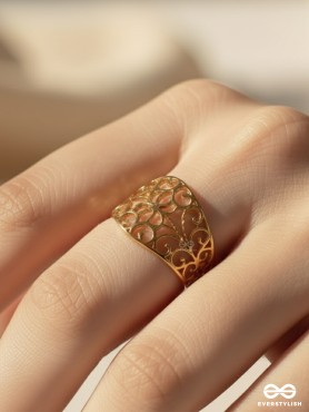 QUEEN'S VICTORY - TEXTURED STAINLESS STEEL ANTI-TARNISH GOLDEN RING