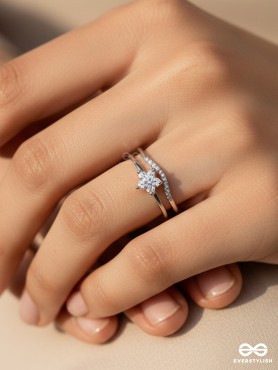 WINTER TWINKLE- DAINTY SNOWFLAKE RING WITH SPARKLING CUBIC ZIRCONIA