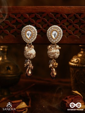 KANAKLEKHA - GOLDEN GLEAM- ROUND POLKI ACCENTED EARRINGS WITH DEWY WHITE PEARLS AND WARM EARTHY TONE BEADS