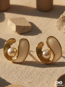 GLOSS SWIRL – WHITE AND GOLD PEARL STUDS 