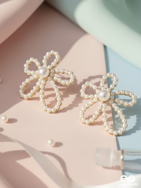 DAISY WHIRL – WHIMSICAL PEARL LOOP FLOWER EARRINGS