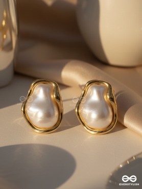 SOFT CLOUD – GLOSSY PEARL STUD EARRINGS