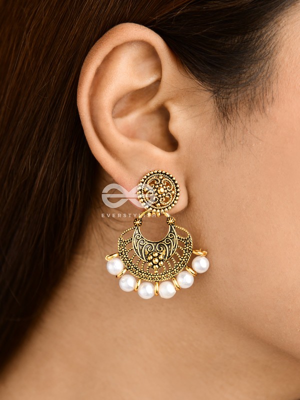 The damsel with power pretty pearl Golden earrings.