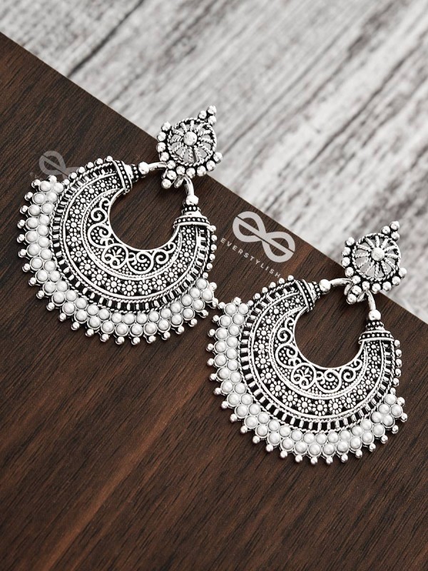 An Elegant Intricate Pearl Delight (Silver) - Embellished Oxidised Collection