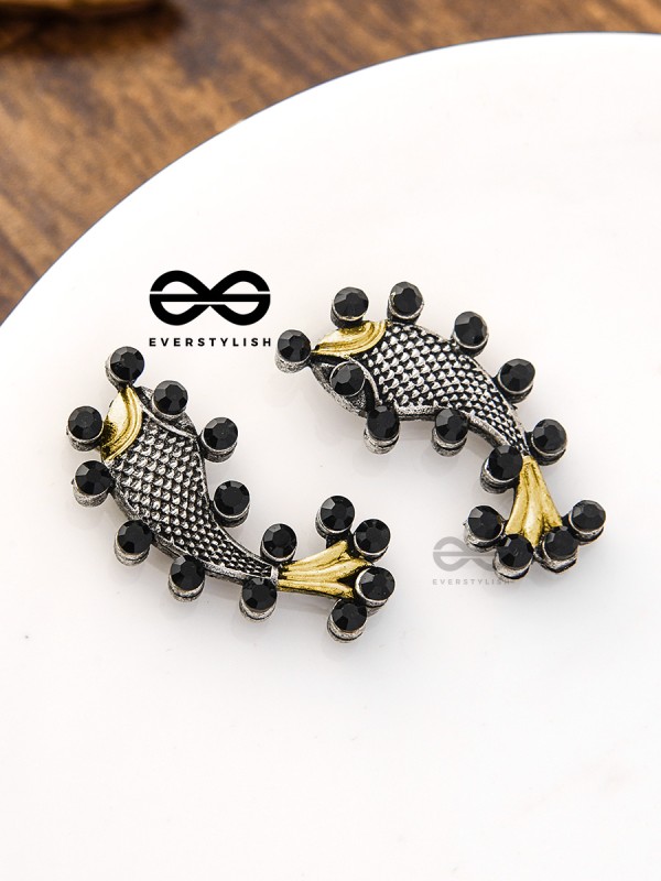 The Dual-Tone Embellished Fish Studs (Onyx Black)