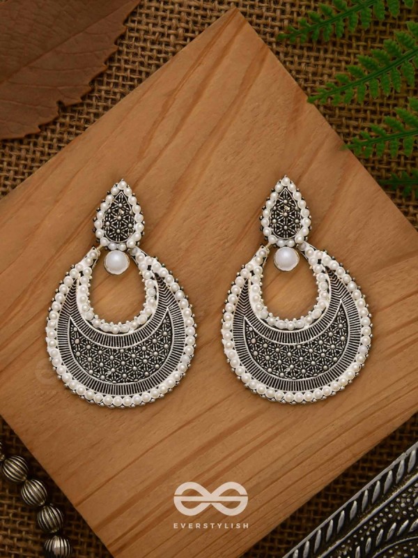 An Elegant Pearl Mesh (Silver) - Embellished Oxidised Collection