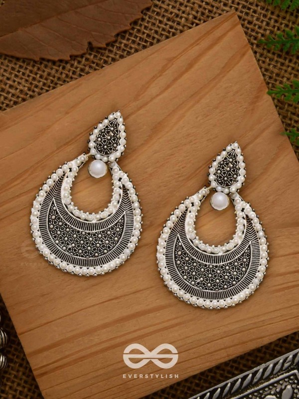 An Elegant Pearl Mesh (Silver) - Embellished Oxidised Collection