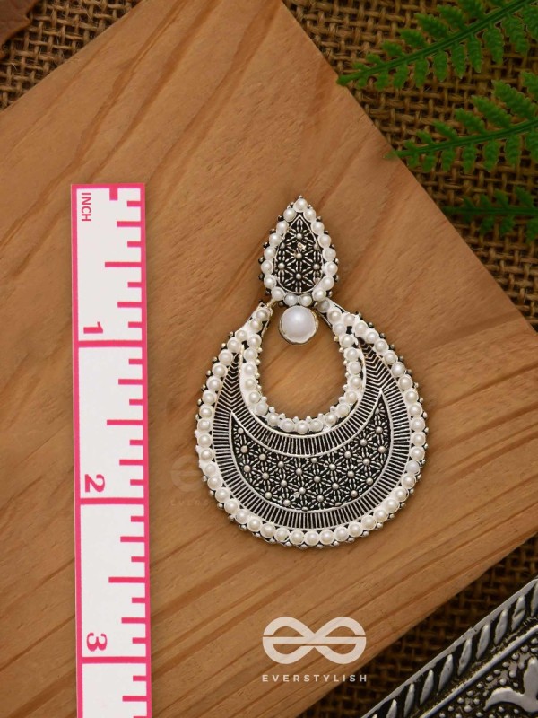 An Elegant Pearl Mesh (Silver) - Embellished Oxidised Collection