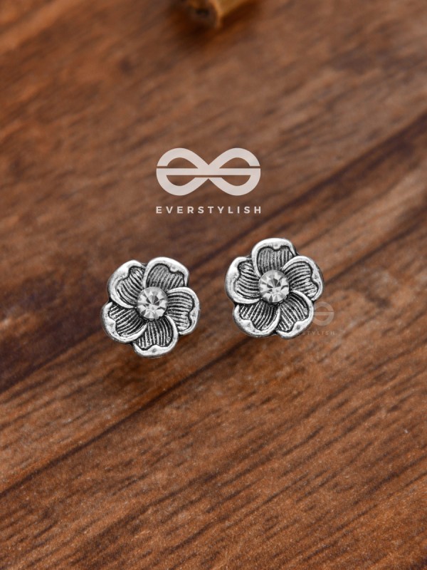 The dreamy floral motif studs - Tiny Trinket Earrings