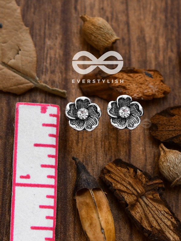 The dreamy floral motif studs - Tiny Trinket Earrings