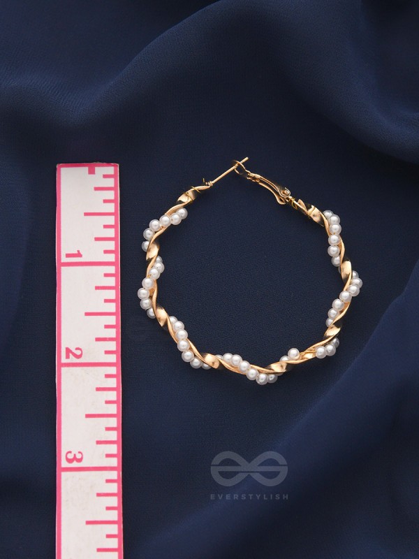 A twist of pearls - Statement Golden Hoops