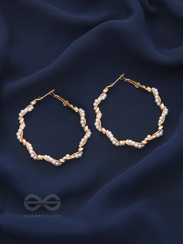 A twist of pearls - Statement Golden Hoops