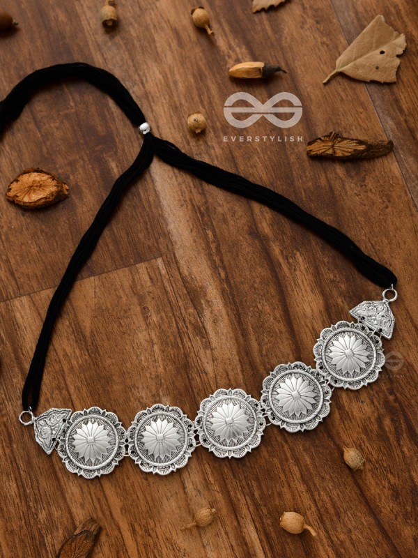 The Emblem of Elegance - Set of Choker and studs